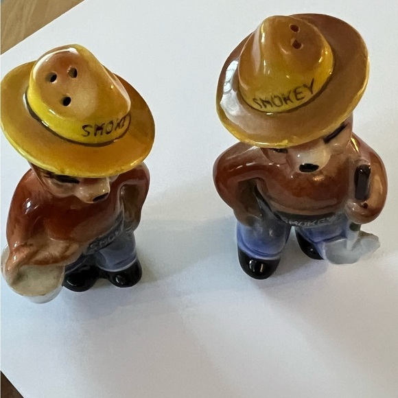 Smokey the Bear vintage  salt and pepper shakers. - Picture 4 of 6